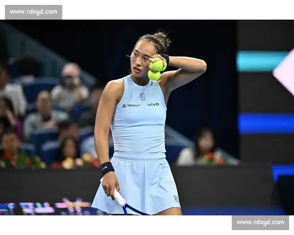 郑钦文决胜盘遭逆转！6-4 扳平仍难敌辛纳科娃